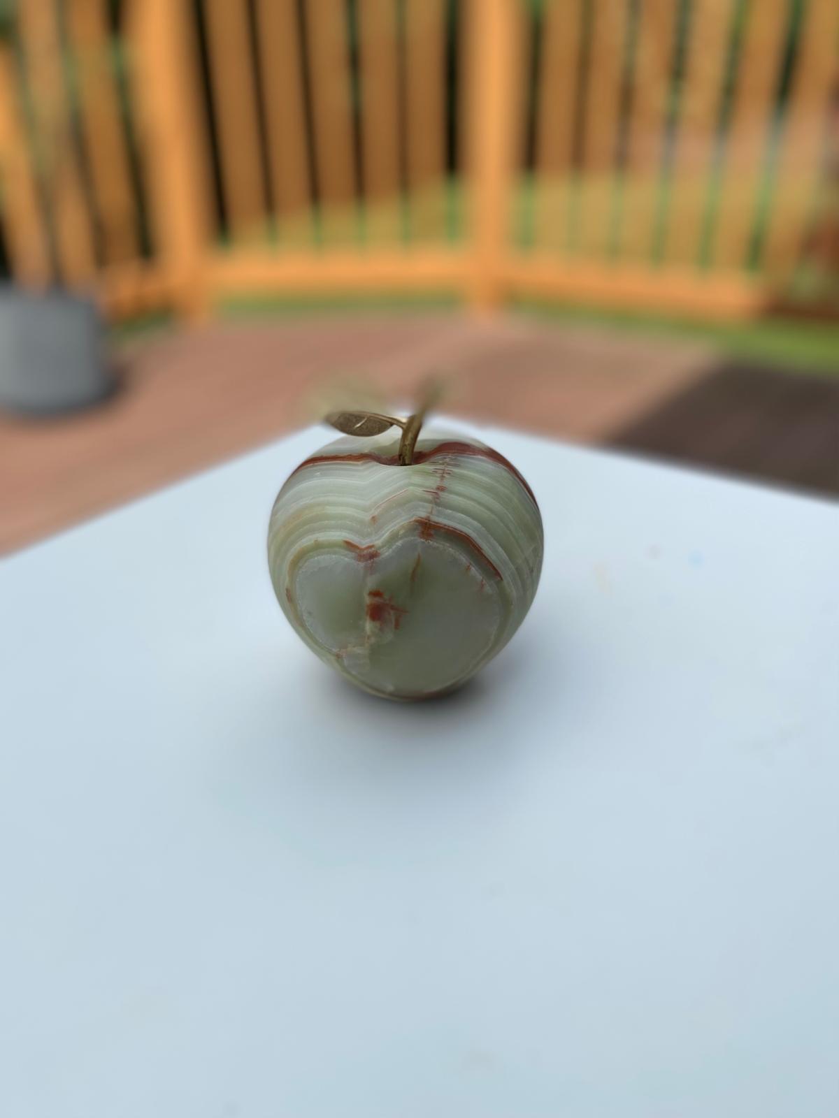 Nature’s Jewel – Hand-Carved Onyx Apple with Leaf