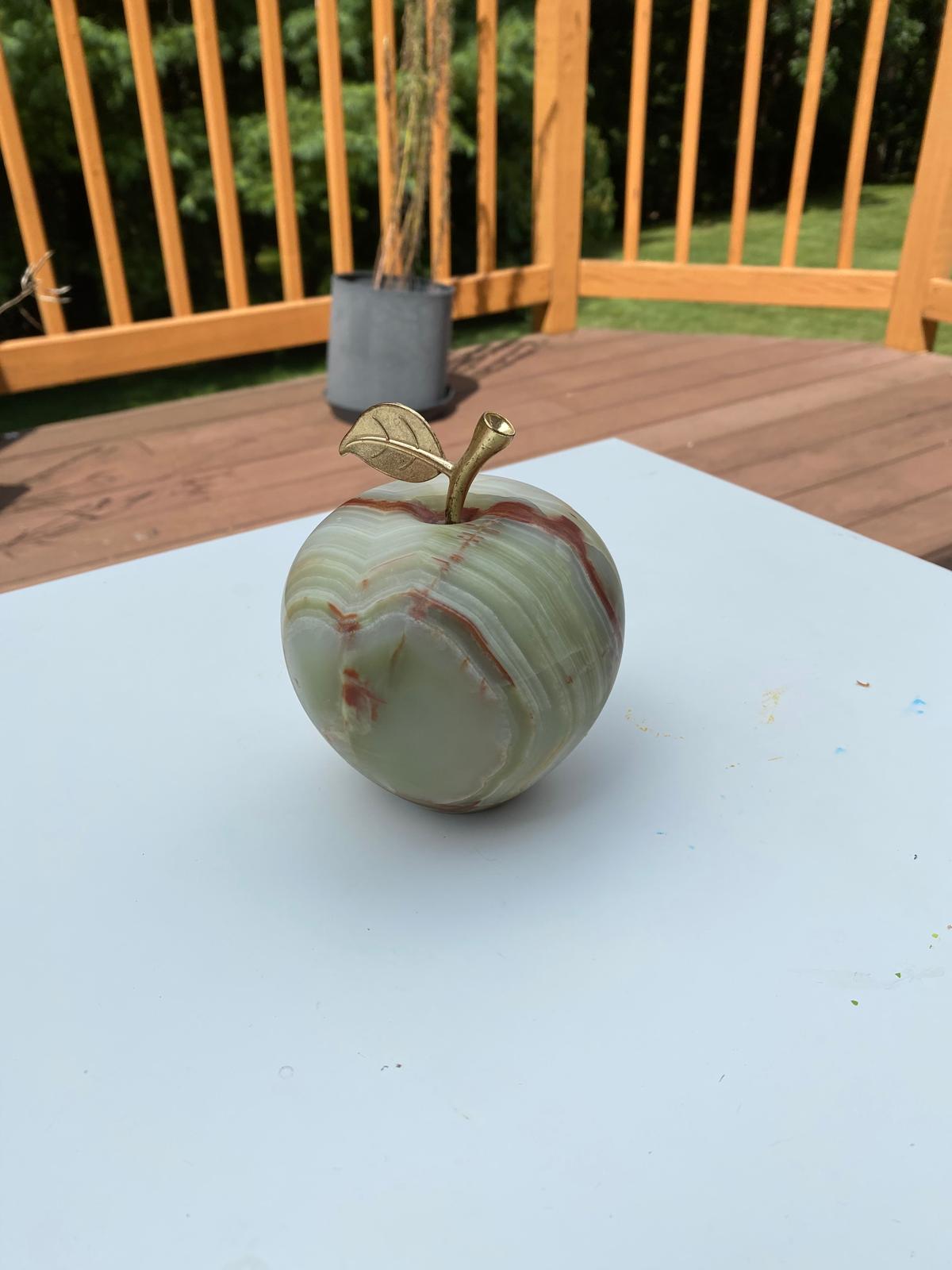 Nature’s Jewel – Hand-Carved Onyx Apple with Leaf