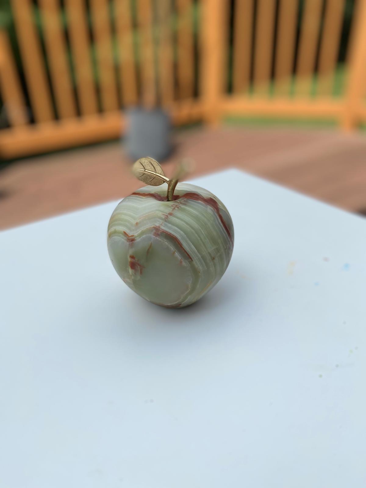 Nature’s Jewel – Hand-Carved Onyx Apple with Leaf